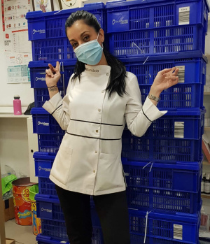 La Maribel amb les típiques cubetes blaves amb les comandes de Fedefarma