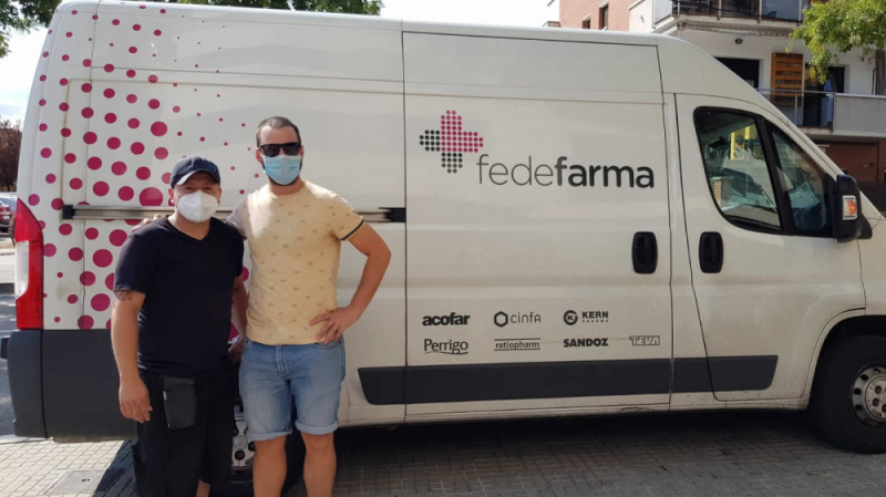 En Lluís rebent una comanda del Nino de Fedefarma