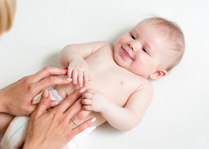 ¿Cómo hacer el masaje para aliviar el cólico del bebé?