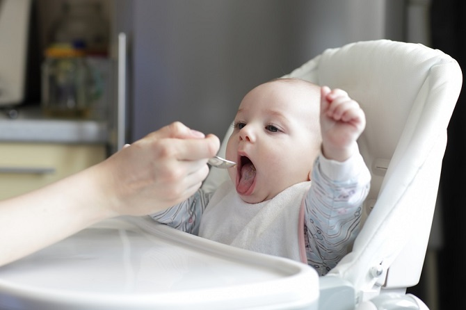 Un bebe de 6 meses puede comer galletitas , tipo maria o okebon