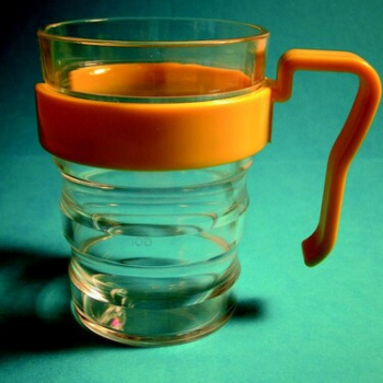 Asa adaptable a una taza