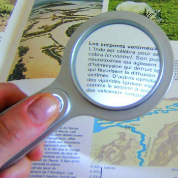 Pequeña Lupa con luz Eco