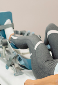 Rehabilitación de Prótesis de Rodilla con Movilización Pasiva Continua (Artromot) en el Domicilio: Importancia del Alquiler del Equipo Artromot - Kinetec